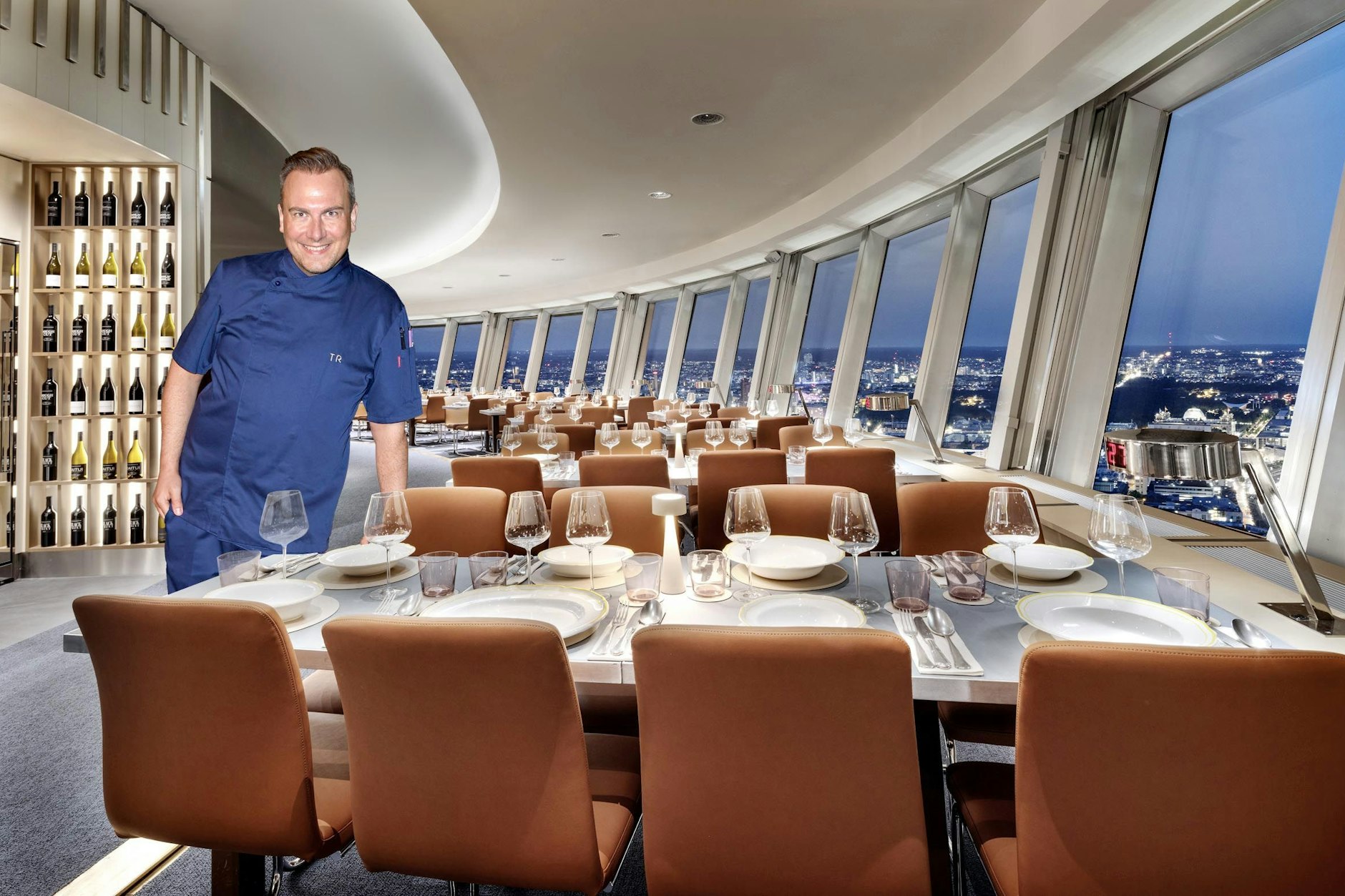 Spitzenkoch Tim Raue eröffnet im Berliner Fernsehturm sein neues Restaurant Sphere.