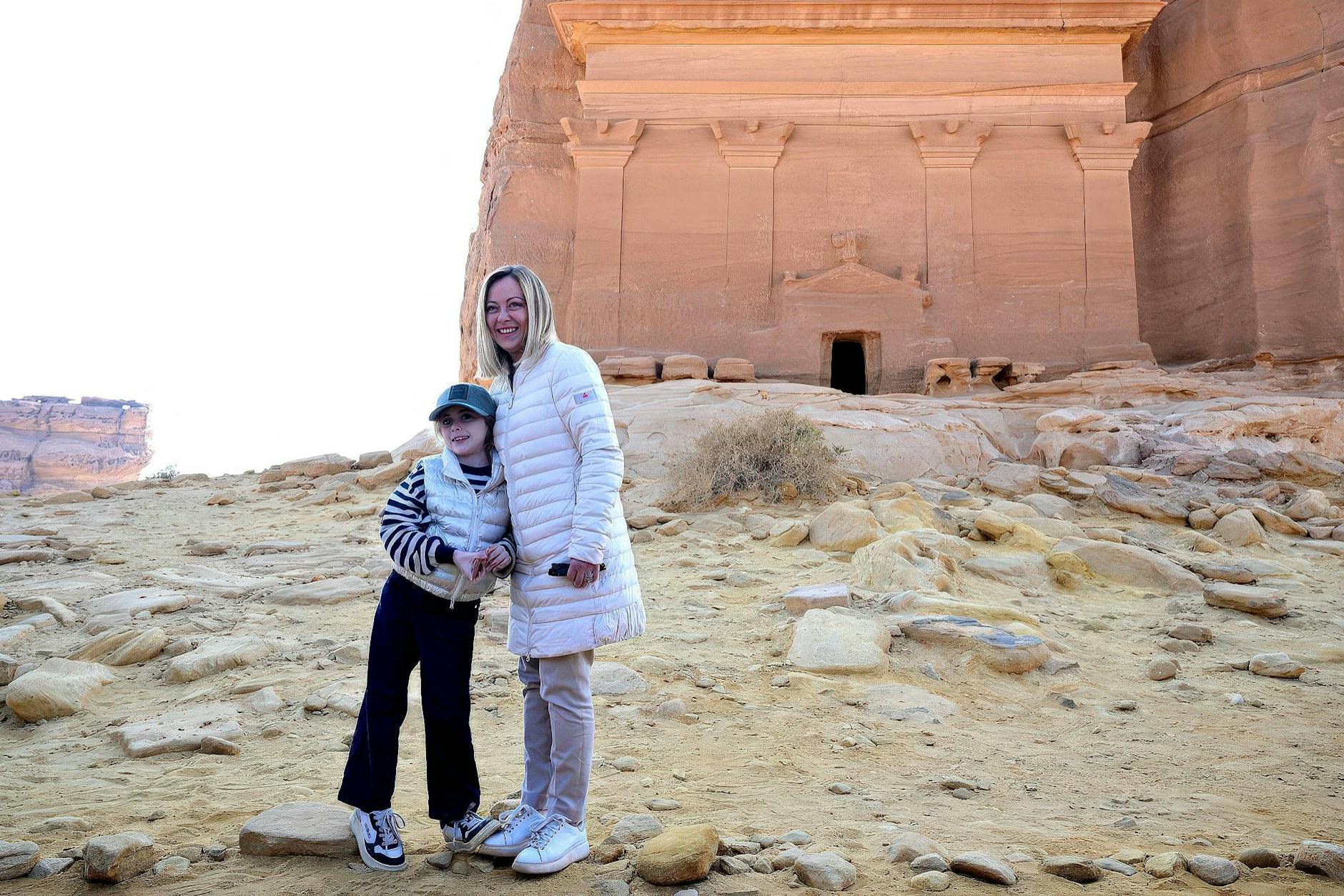 Die italienische Premierministerin Georgia Meloni besucht in Begleitung ihrer achtjährigen Tochter Denkmäler in Saudi-Arabien.