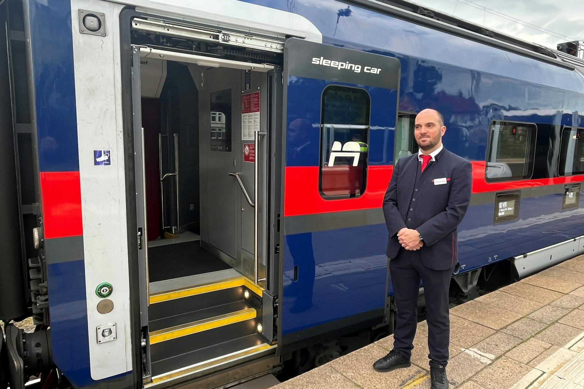 Einsteigen bitte! Vor einem Schlafwagen der neuen Nightjet-Generation erwartet Wagenbetreuer Milos Stevanovic, Mitarbeiter der Firma Newrest, in Hamburg-Altona die Fahrgäste.