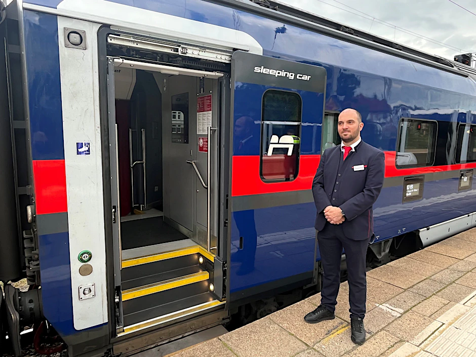 Einsteigen bitte! Vor einem Schlafwagen der neuen Nightjet-Generation erwartet Wagenbetreuer Milos Stevanovic, Mitarbeiter der Firma Newrest, in Hamburg-Altona die Fahrgäste.