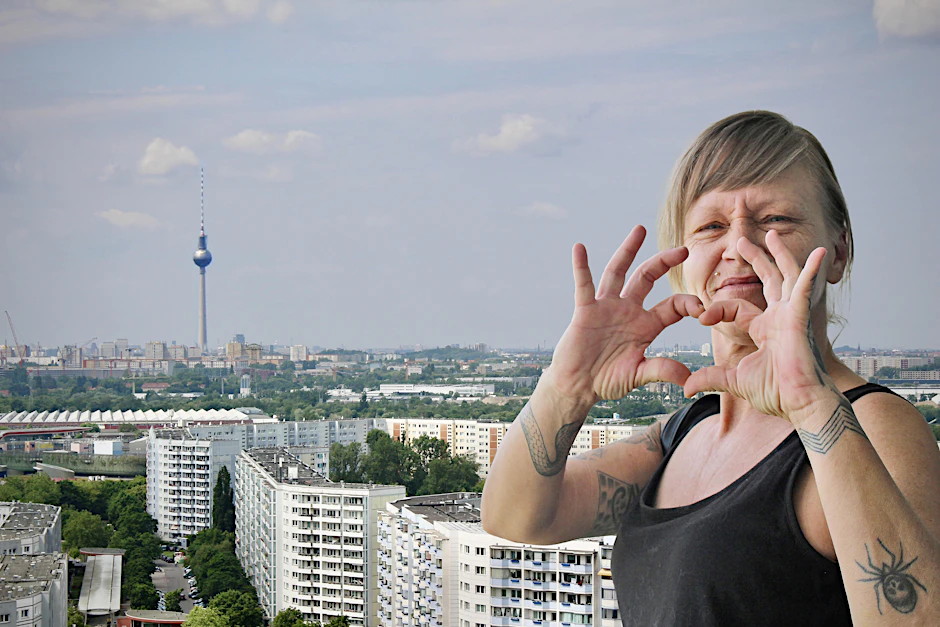 Silvia El Halfaoui, 45, nimmt uns mit zur gekürten Aussicht in den 17. Stock! Sie bezahlt nur 323 Euro für eine Aussicht über ganz Berlin, mit Fernsehturm im Sonnenuntergang!