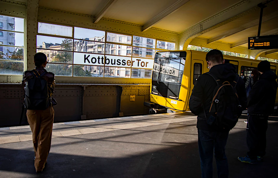 Ein Zug der U12 rollt im U-Bahnhof Kottbusser Tor ein. 