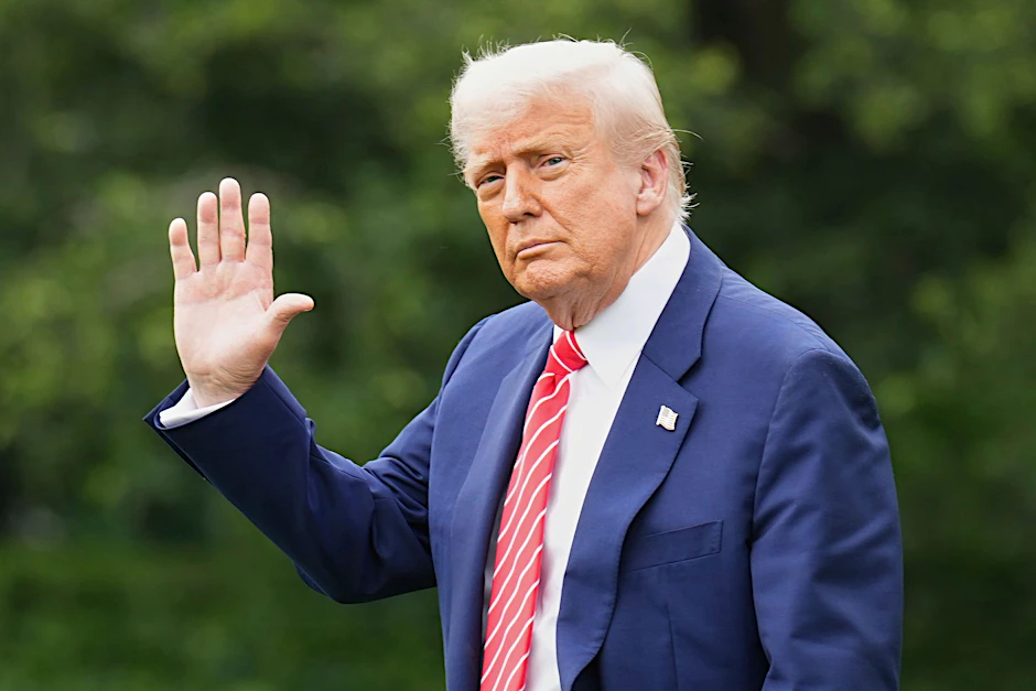 US-Präsident Donald Trump geht auf dem Südrasen des Weißen Hauses.