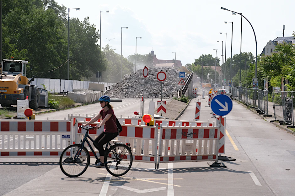 Es war einmal eine Brücke. Von der einsturzgefährdeten Hochstraße, die 1989 eröffnet wurde, ist ein Schuttberg geblieben. Von diesem Wochenende an sollen hier auch die Autos wieder fahren.