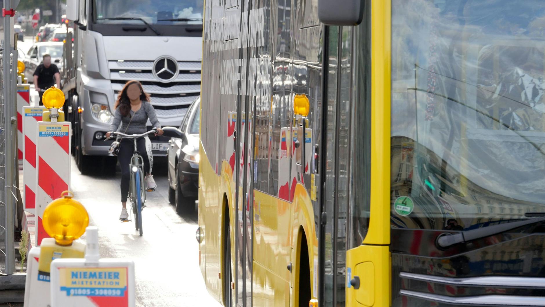 Dichter Verkehr mit Bussen, Autos und LKW: eine gefährliche Situation für Menschen auf dem Rad. An stehenden Schlangen können sich Radler vorbei quetschen.