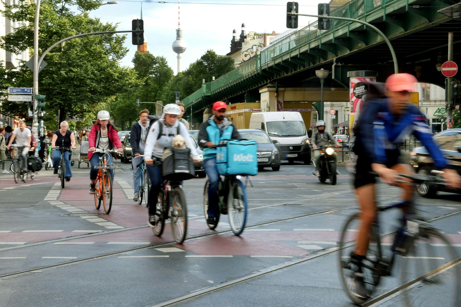 Radfahrer an der Kreuzung Schönhauser Allee Ecke Danziger Straße. Auf der Schönhauser Allee liegt einer von Berlins Unfallschwerpunkten.