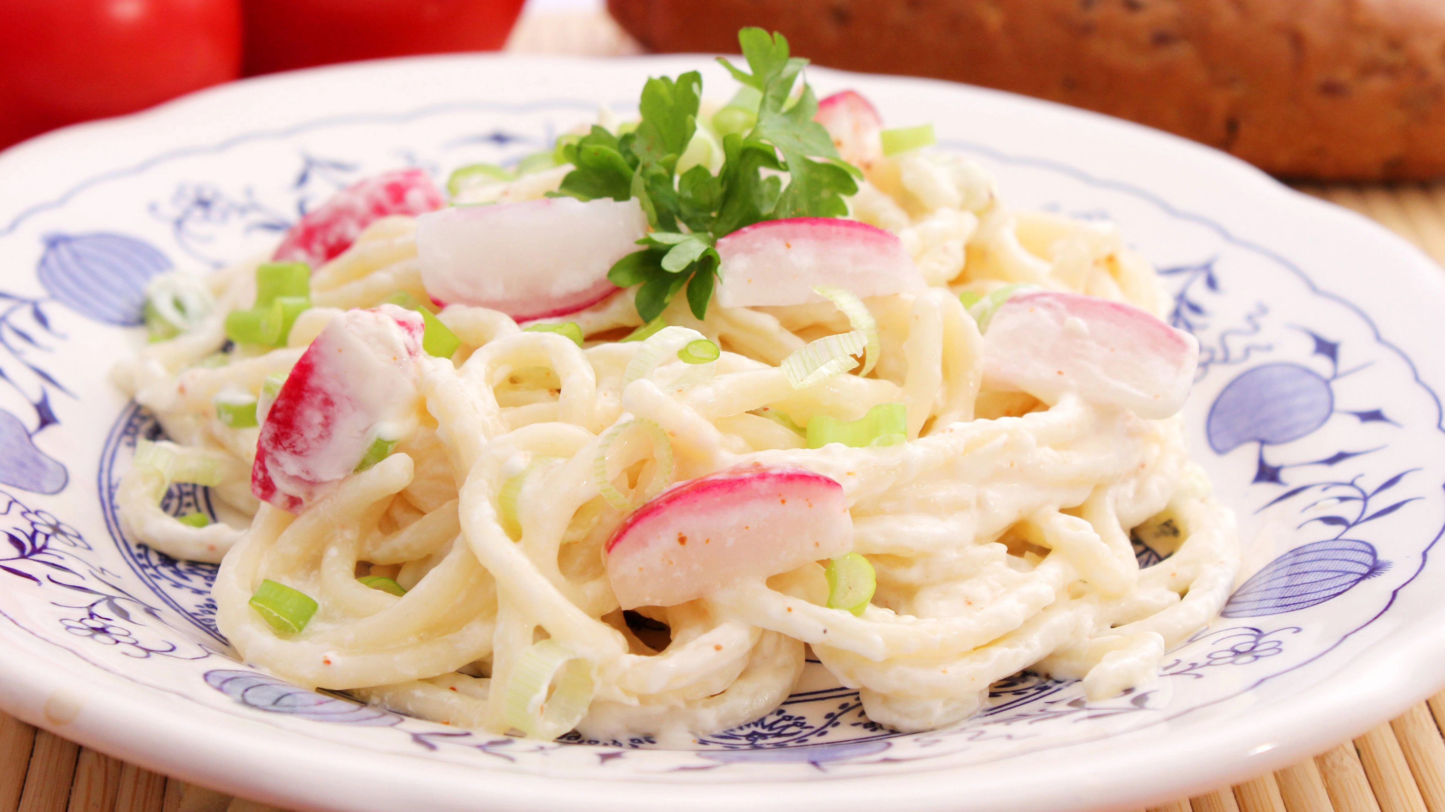 Spaghetisalat kann man auch mit vielen anderen Zutaten herstellen - hier eine Version mit Radieschen. Erlaubt ist, was schmeckt! In unserem Rezept aus der DDR sehen Sie, wie eine Variante mit Wurst funktioniert.