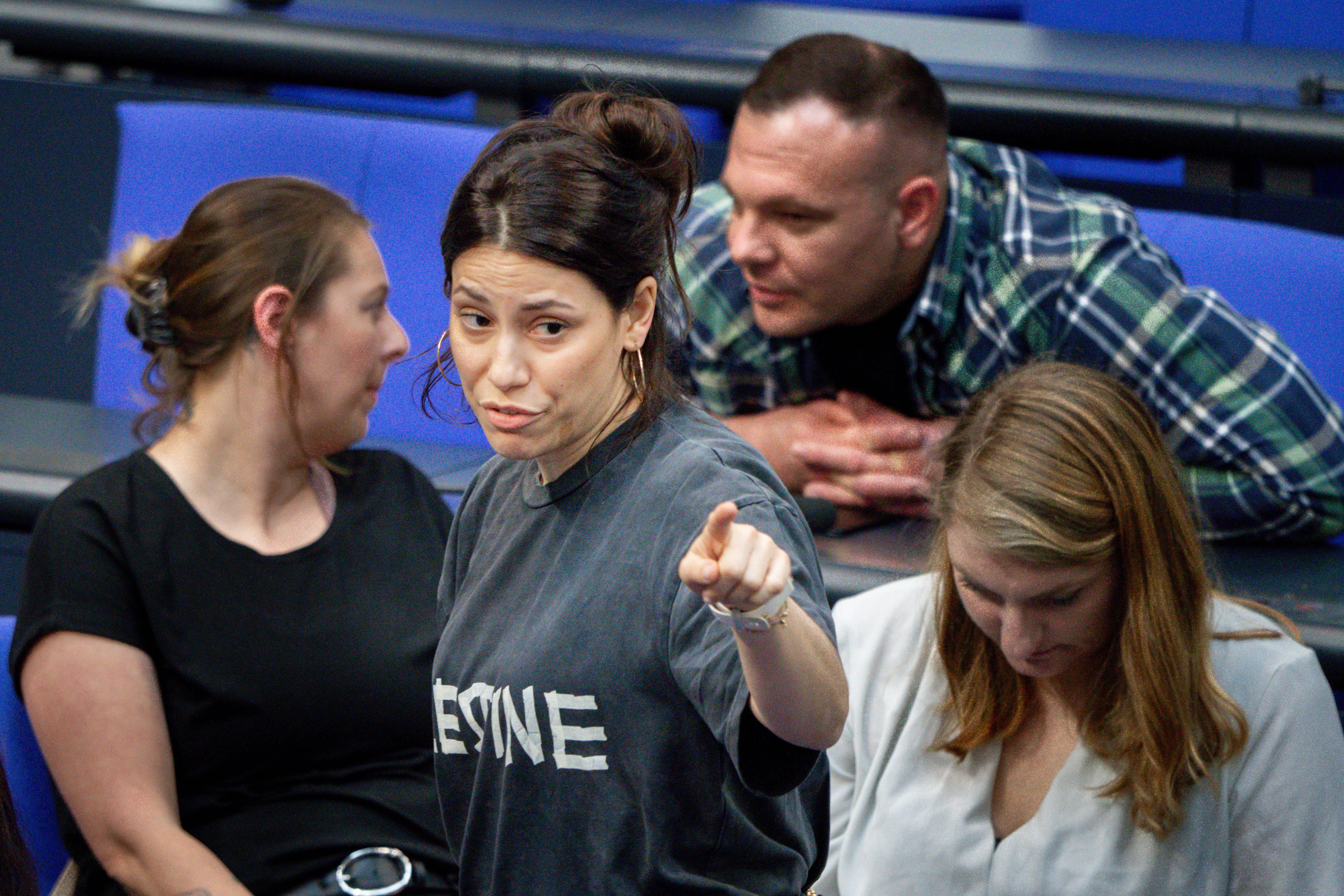 Zwei Eklats im Bundestag: Linken-Politikerin Köktürk rausgeschickt, Besucherin abgeführt