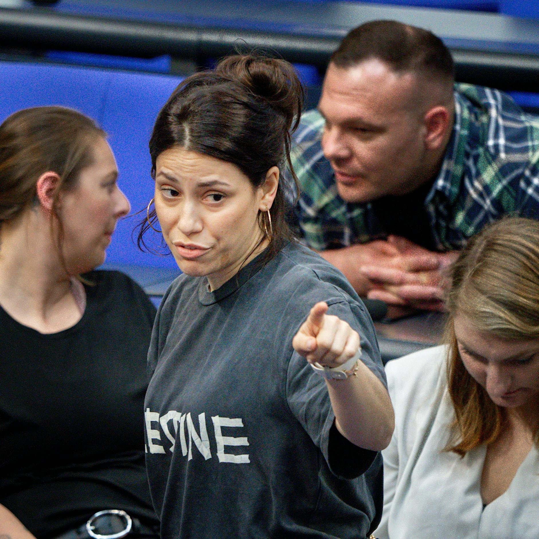 Zwei Eklats im Bundestag: Linken-Politikerin Köktürk rausgeschickt, Besucherin abgeführt