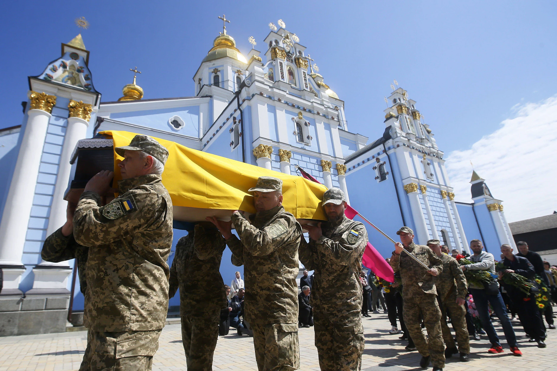 Ukrainische Soldaten beerdigen vor dem Michaelskloster in der Hauptstadt Kiew einen Kameraden.