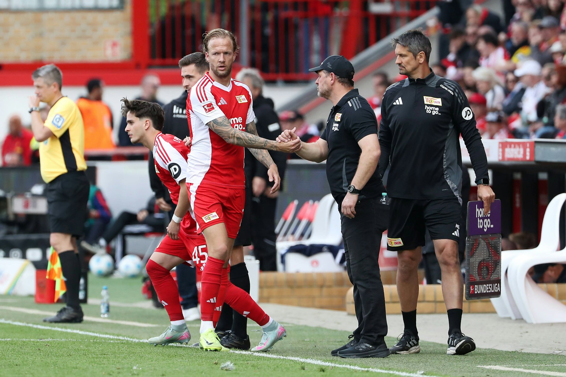Blick in unterschiedliche Richtungen: Kevin Vogt (l.) und Trainer Steffen Baumgart finden beim 1. FC Union Berlin nicht mehr zusammen.