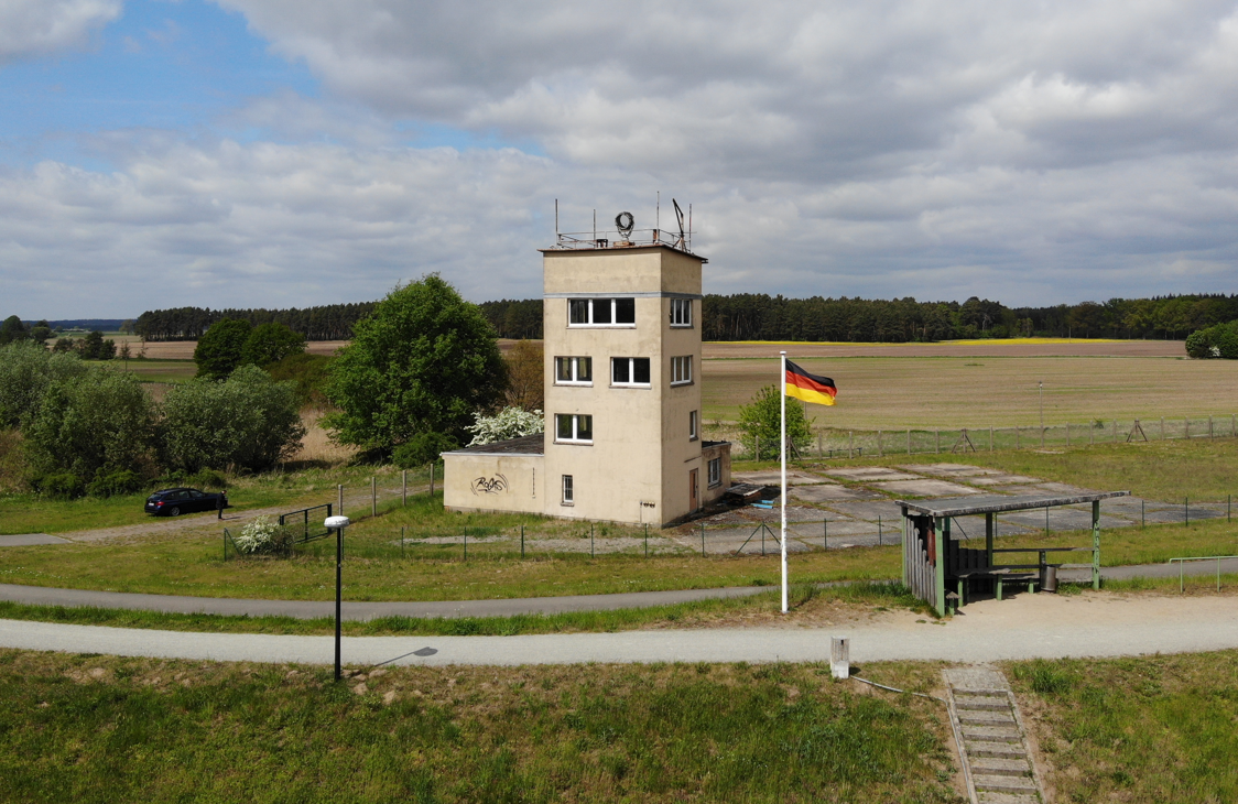 DDR-Geschichte unterm Hammer – Grenzwachturm wird in Berlin versteigert