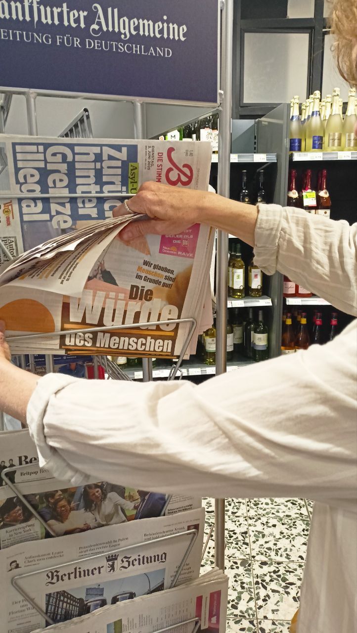 Image - Neue Generation: Aktivisten verteilen falsche „Bild“-Zeitungen in Berliner Supermärkten