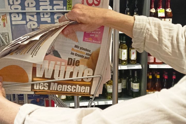 Die Gruppe „Neue Generation“ verteilte gefälschte Zeitungen in Berliner Supermärkten.