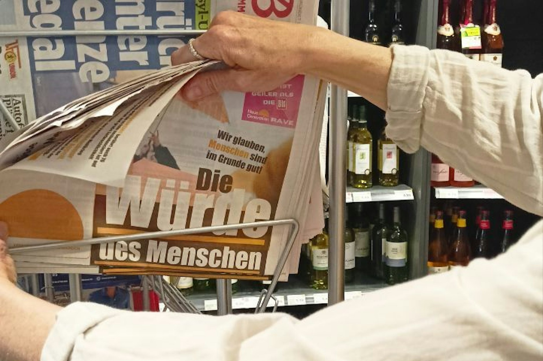 Die Gruppe „Neue Generation“ verteilte gefälschte Zeitungen in Berliner Supermärkten.