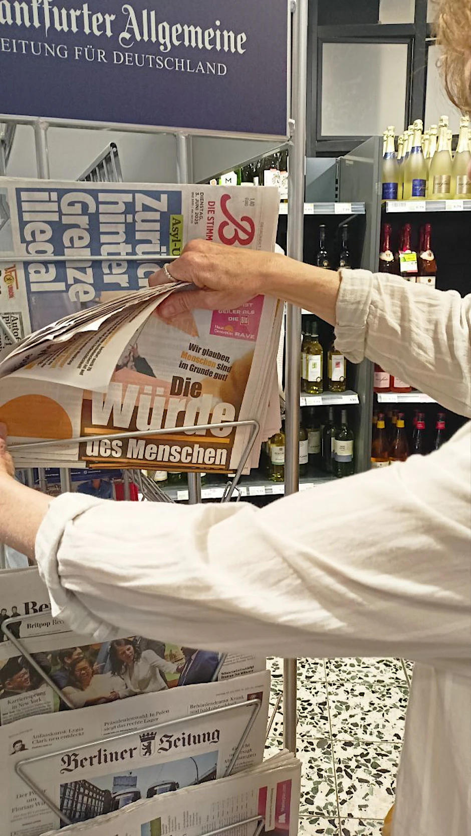 Die Gruppe „Neue Generation“ verteilte gefälschte Zeitungen in Berliner Supermärkten.