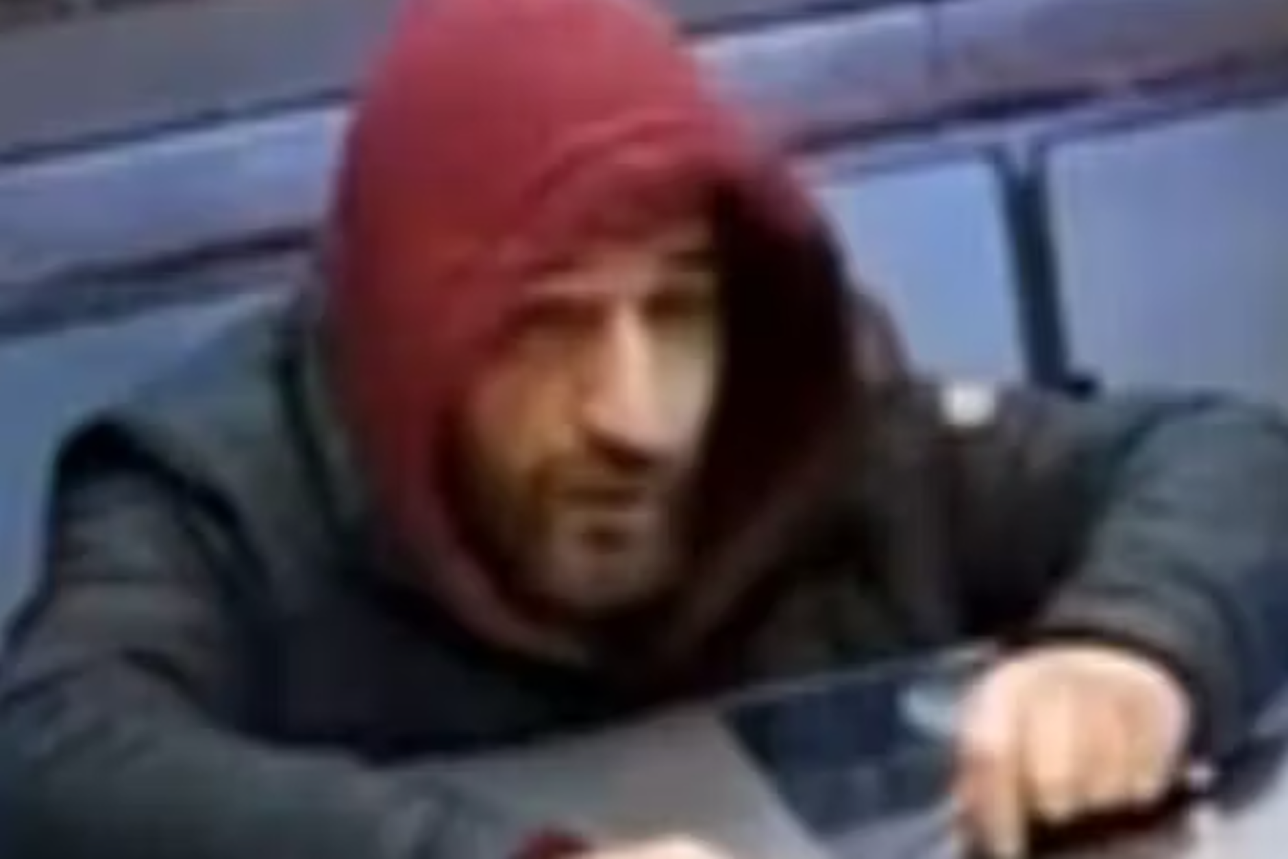 Mit diesem Bild sucht die Berliner Polizei nach einem Tatverdächtigen.