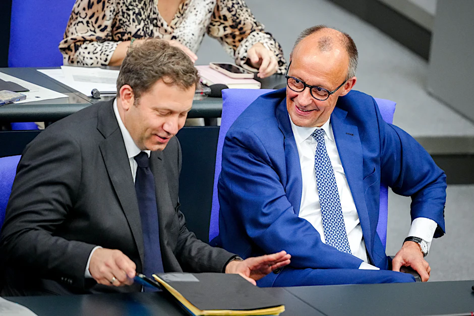 Bundeskanzler Friedrich Merz (r, CDU) und Lars Klingbeil (SPD), Bundesminister der Finanzen.