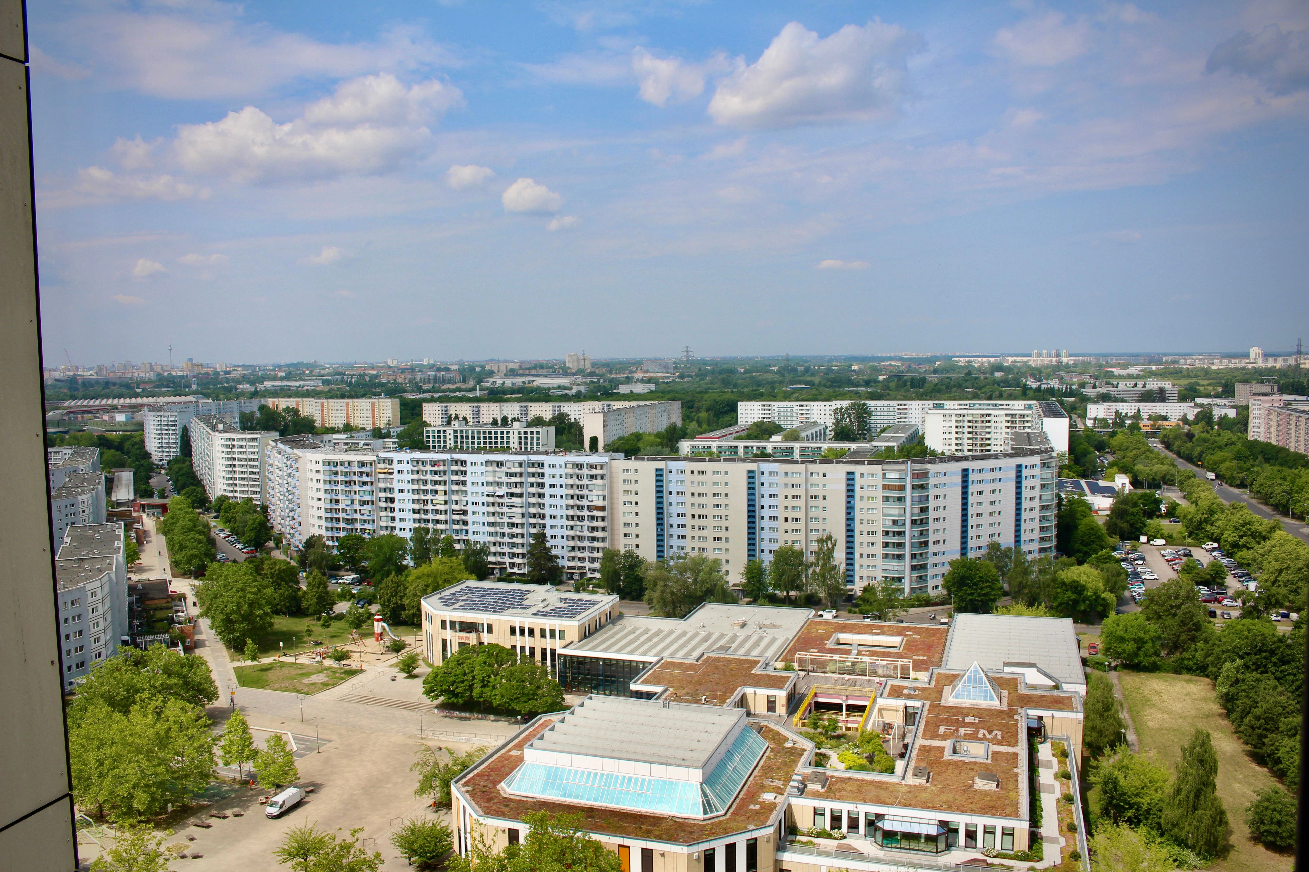 Die Bank erstellt jährlich gemeinsam mit dem Maklerhaus CBRE einen Wohnungsmarktreport für die Berliner Bezirke. Am besten findet man günstige Wohnungen in Marzahn-Hellersdorf, Lichtenberg und Spandau. Am billigsten ist es in Marzahn-Nord (Raoul-Wallenberg-Straße) mit 7,33 Euro pro Quadratmeter. Hier die Aussicht von Silvia El Halfaouis Stockwerk aus.