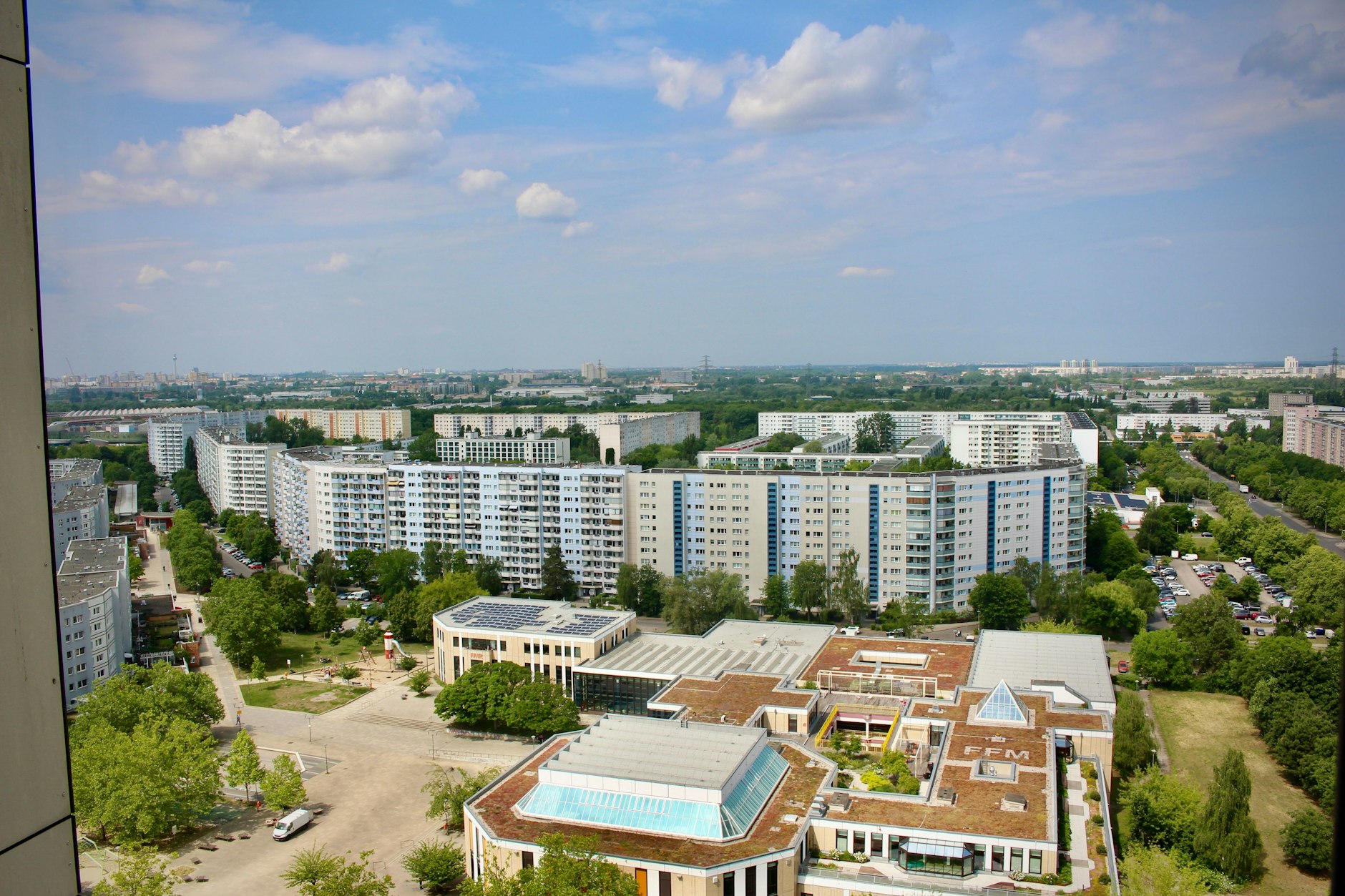 Die Bank erstellt jährlich gemeinsam mit dem Maklerhaus CBRE einen Wohnungsmarktreport für die Berliner Bezirke. Am besten findet man günstige Wohnungen in Marzahn-Hellersdorf, Lichtenberg und Spandau. Am billigsten ist es in Marzahn-Nord (Raoul-Wallenberg-Straße) mit 7,33 Euro pro Quadratmeter. Hier die Aussicht von Silvia El Halfaouis Stockwerk aus.