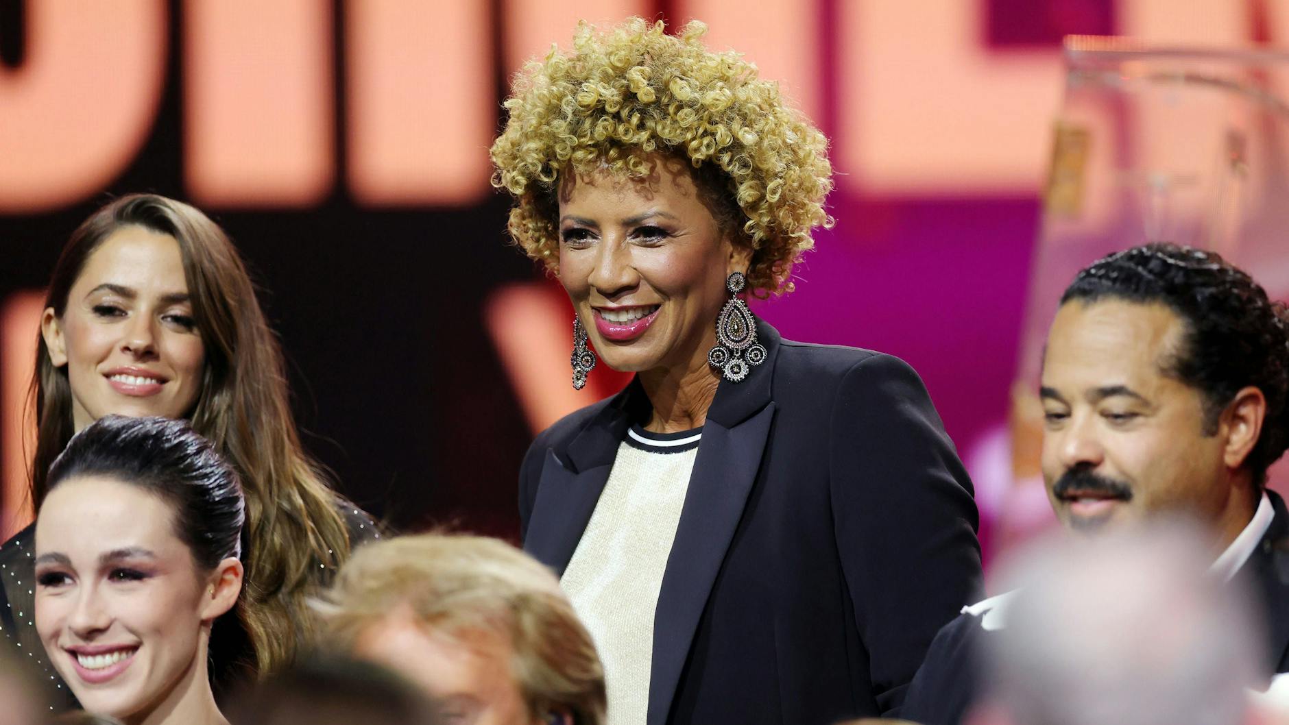 Auch heute ist Arabella Kiesbauer als erfolgreiche Moderatorin unterwegs. Für sie haben die sozialen Medien die Talkshow ersetzt.