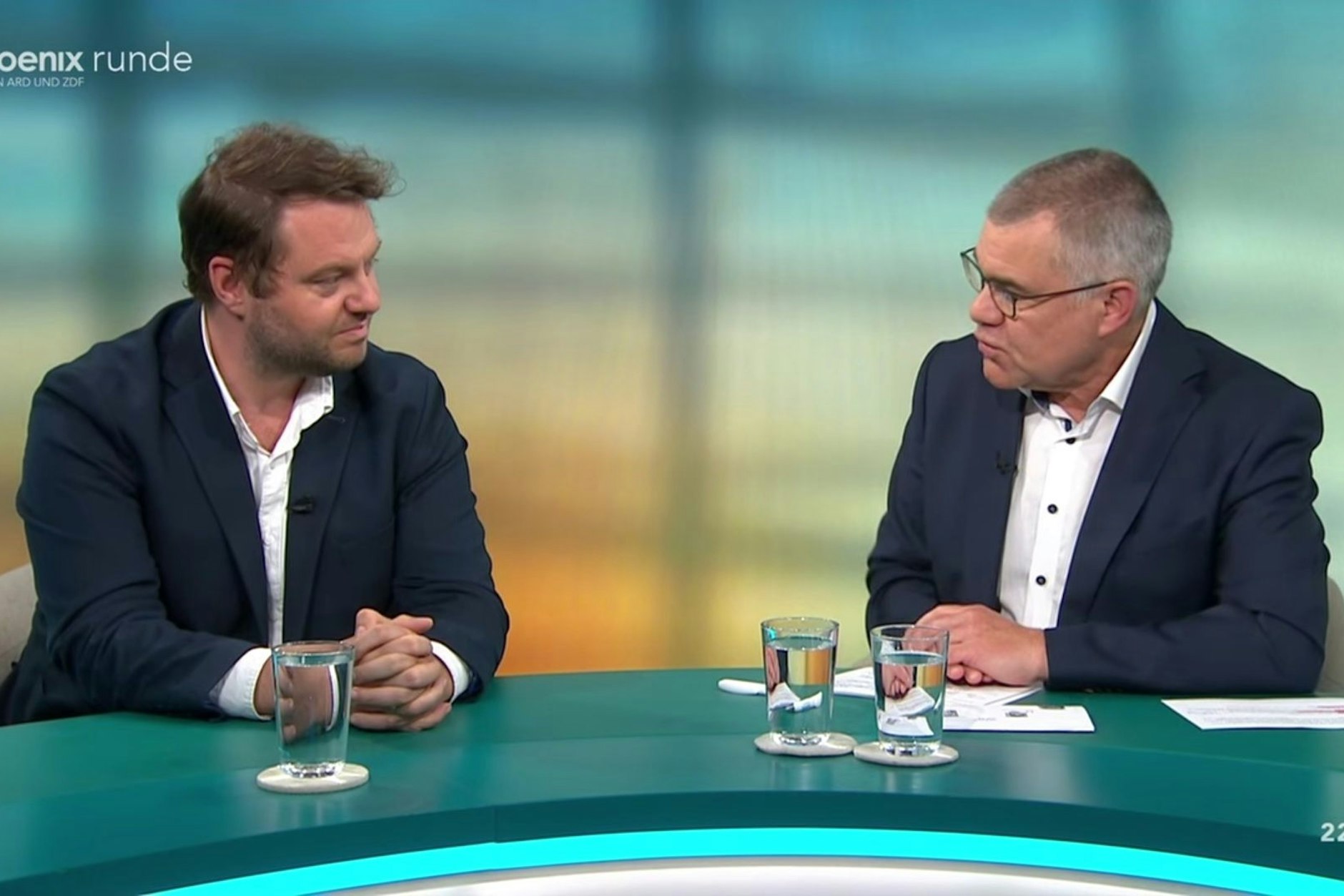 Chefredakteur der Berliner Zeitug, Tomasz Kurianowicz, und Moderator Alexander Kähler von Phoenix