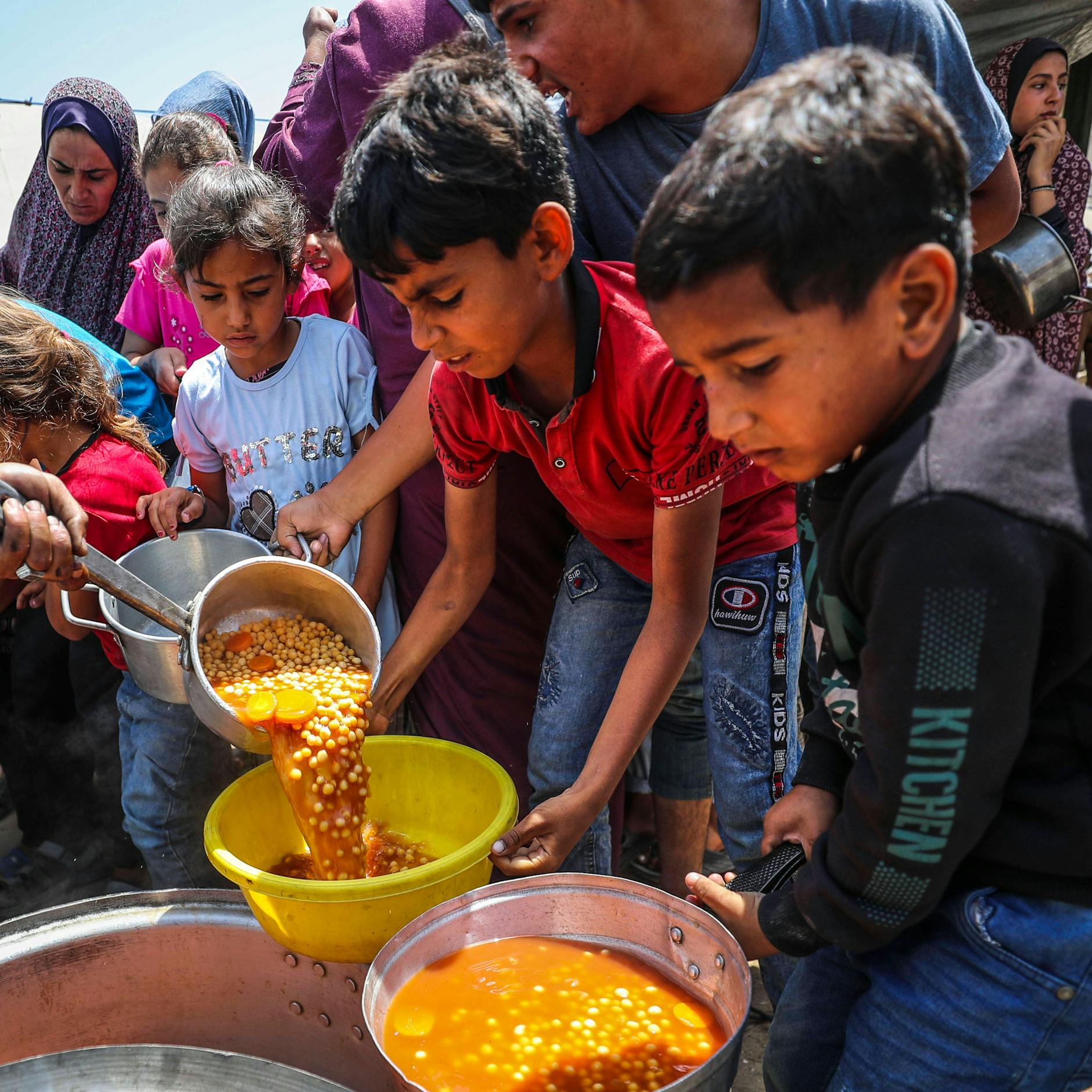 Image - Krömer, Neubauer, Hasanovic: Prominente kritisieren Merz-Kabinett für Umgang mit Gaza