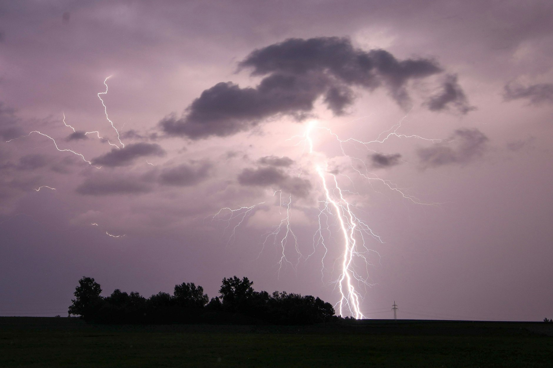 In vielen Gegenden Deutschlands drohen am Mittwoch teils heftige Gewitter mit Unwetterpotential, sagen die Experten.