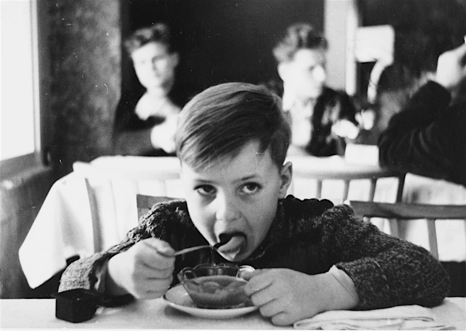 Ein Kind beim Essen in einer Kinderheilstätte
