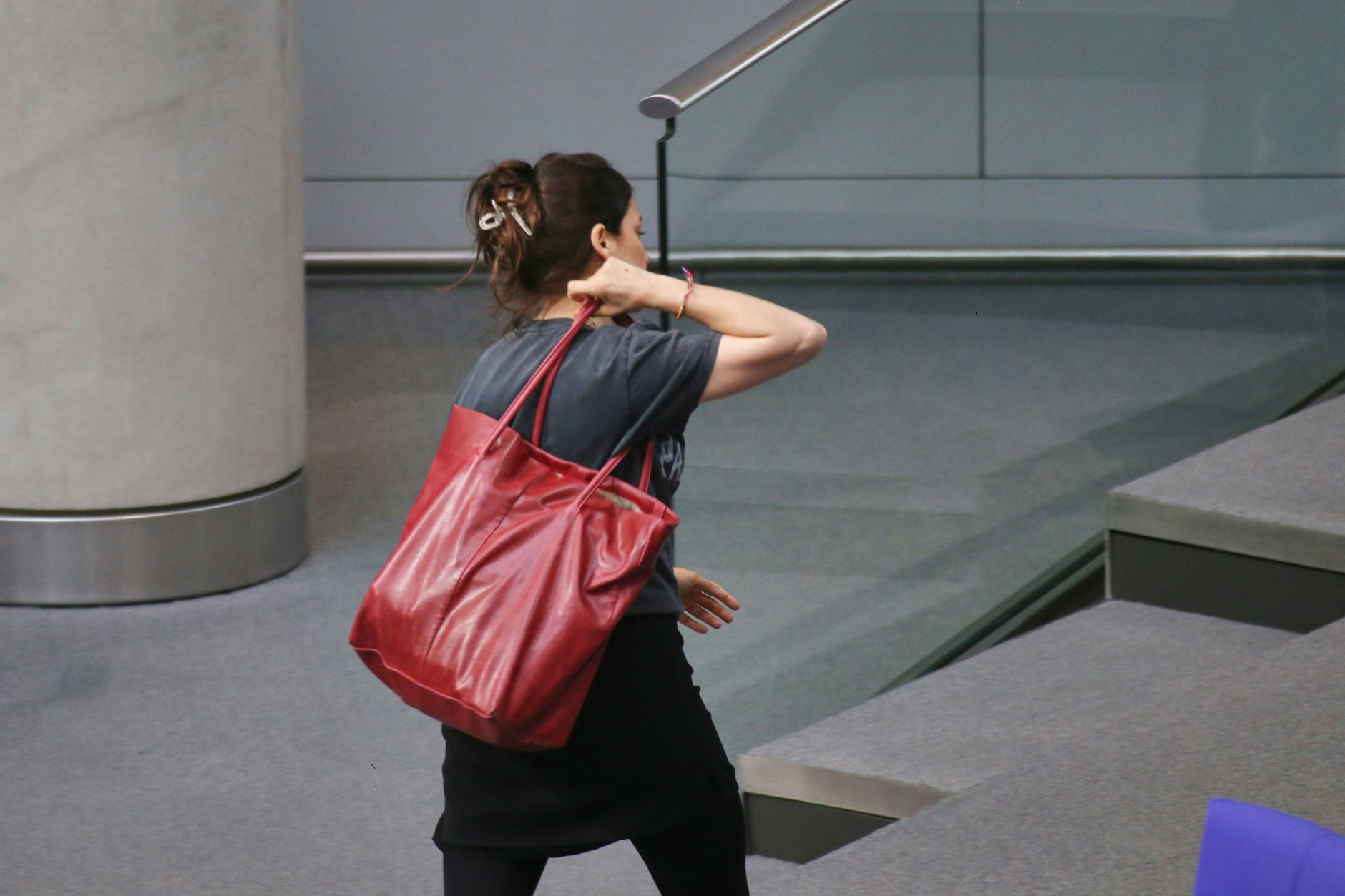 Die Linken-Politikerin Cansin Köktürk verlässt die Sitzung.