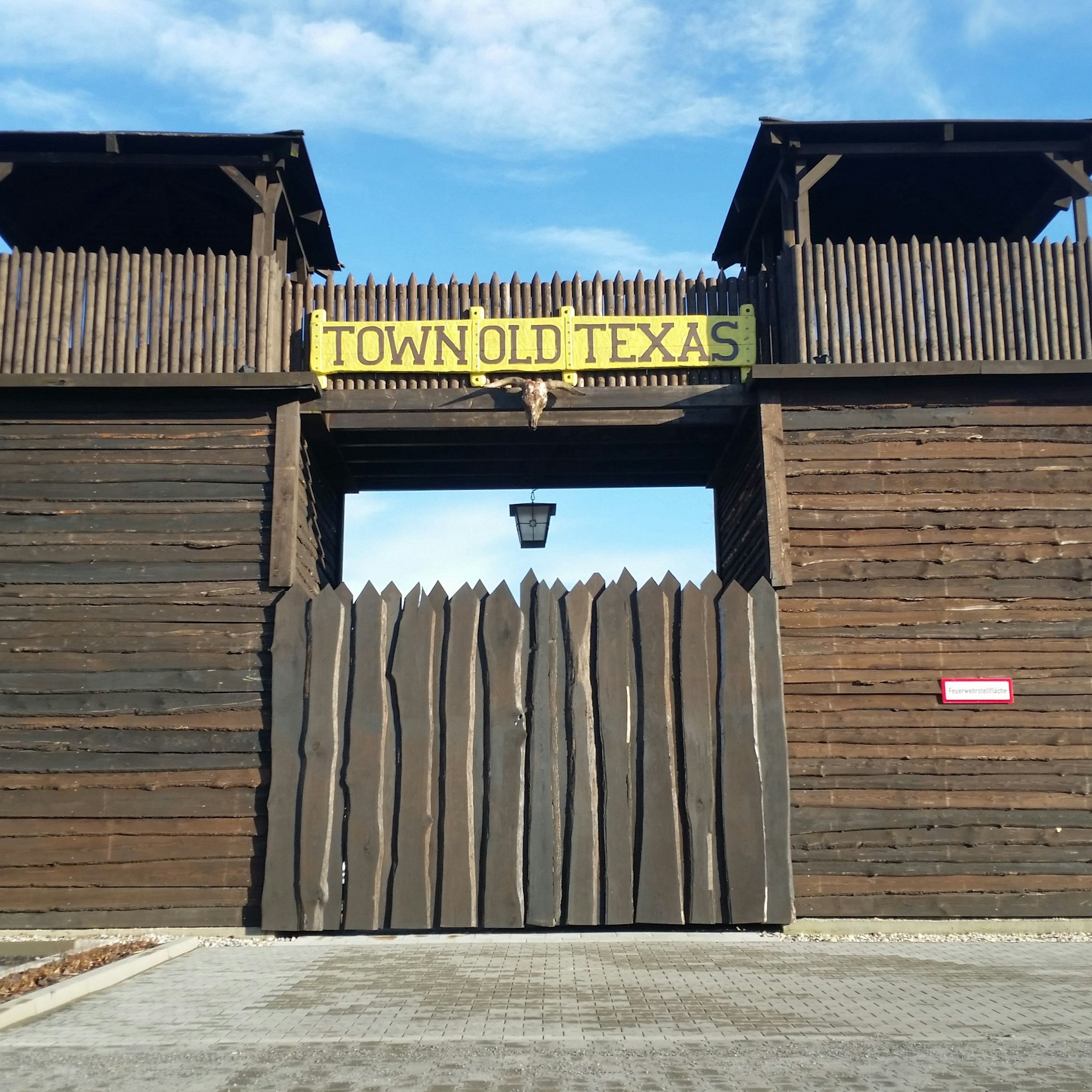 Das Eingangstor zur Westernstadt, mit hohen Türmen.