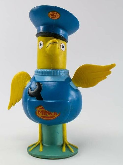 Der erste Minol-Pirol trug blaue Kleidung, er sollte eine Mischung aus Vogel und Ölkanne darstellen.