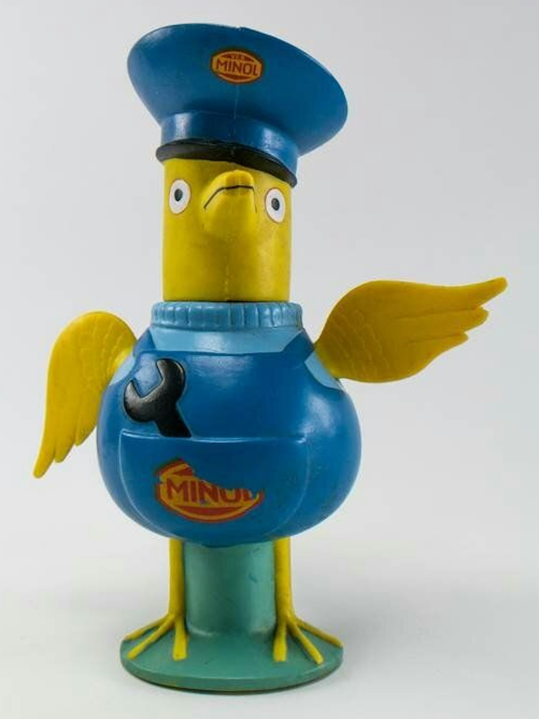 Der erste Minol-Pirol trug blaue Kleidung, er sollte eine Mischung aus Vogel und Ölkanne darstellen.