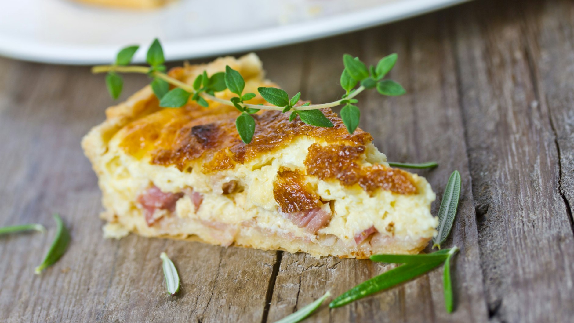 Normalerweise wird für Speckkuchen erst ein Boden gebacken, der dann gefüllt wird - bei unserem simplen Rezept für Thüringer Speckkuchen braucht es nur eine Masse, um den Kuchen zu zaubern.