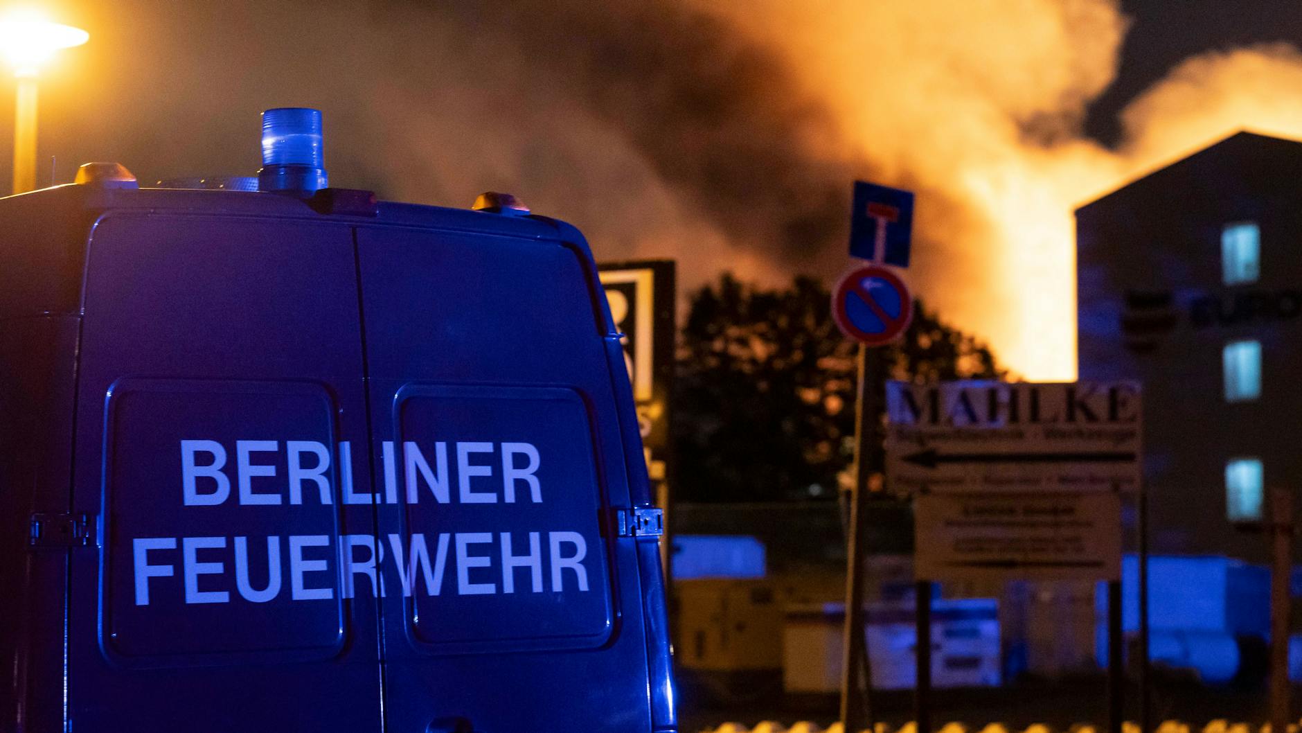 Mehr als 220 Feuerwehrleute kümmerten sich in der Nacht zum Montag um eine Lagerhalle im Pyramidenring, die lichterloh in Flammen stand. Nun brannte das gleiche Gebäude erneut.