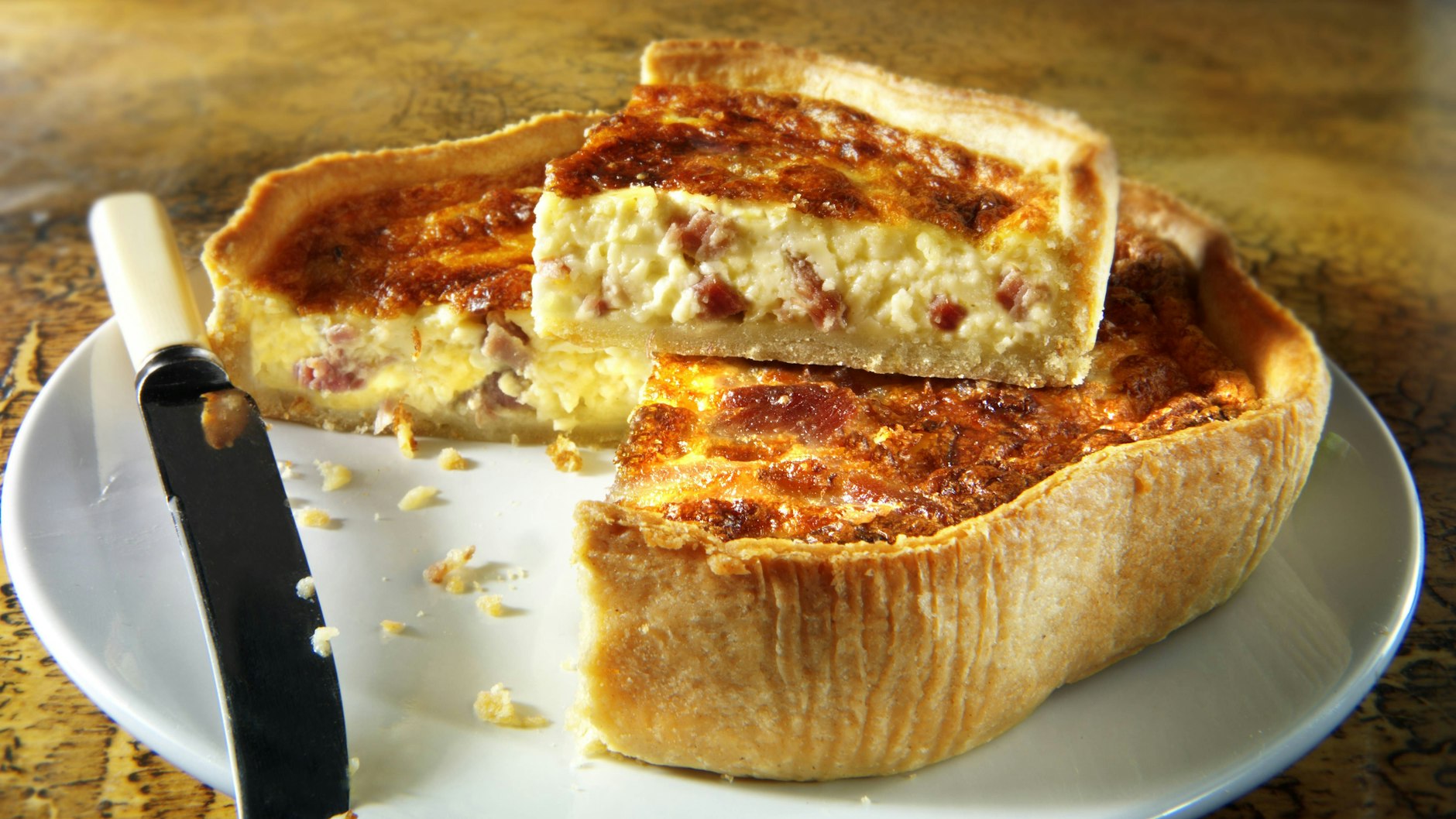 Speckkuchen ist lecker, deftig und macht satt - das macht ihn zum perfekten Abendbrot nach einem anstrengenden Tag. In unserem Rezept aus der DDR zeigen wir Ihnen, wie Sie den leckeren Thüringer Speckkuchen zubereiten.