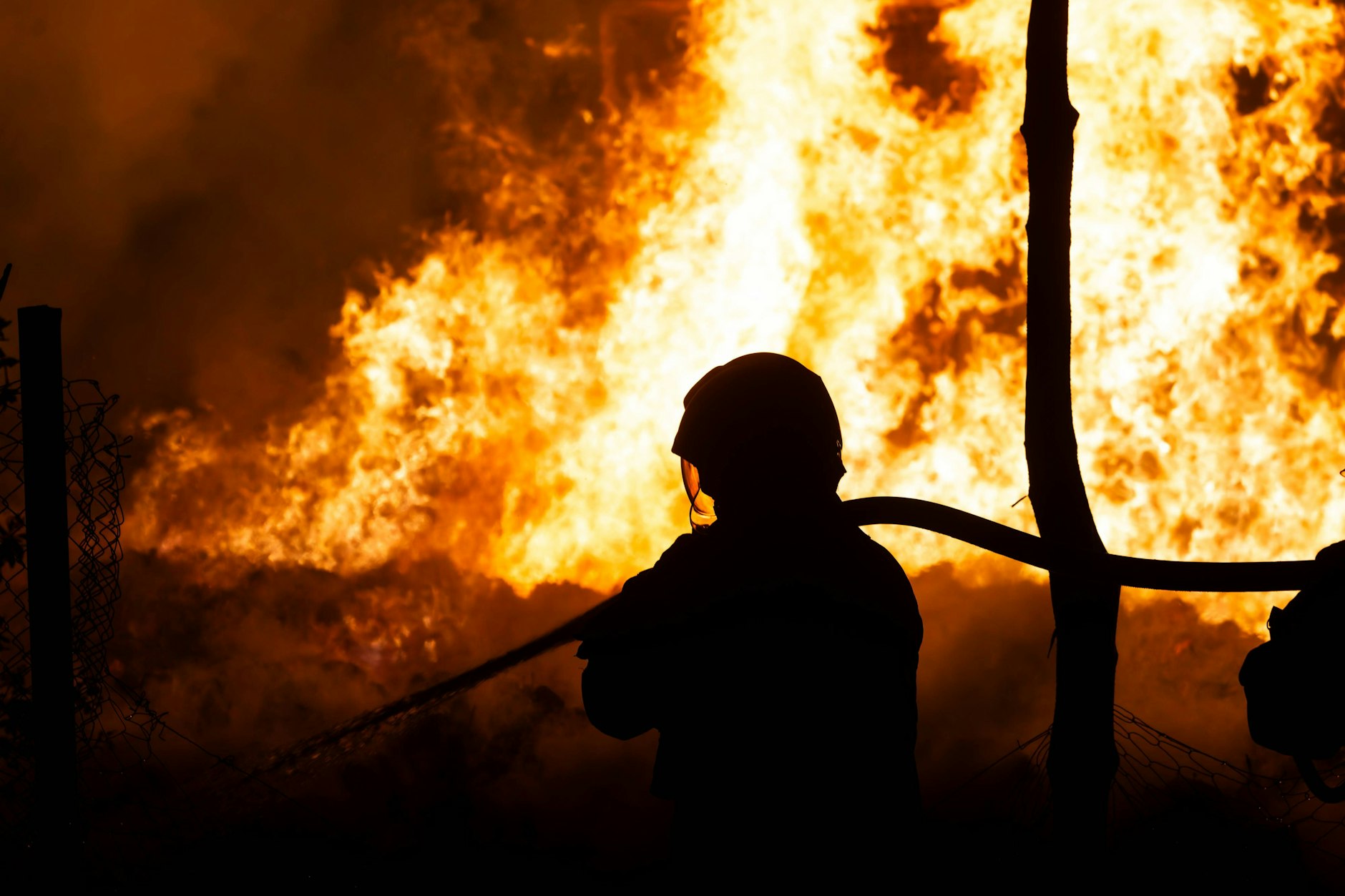 Ein Feuerwehrmann löscht einen Brand.
