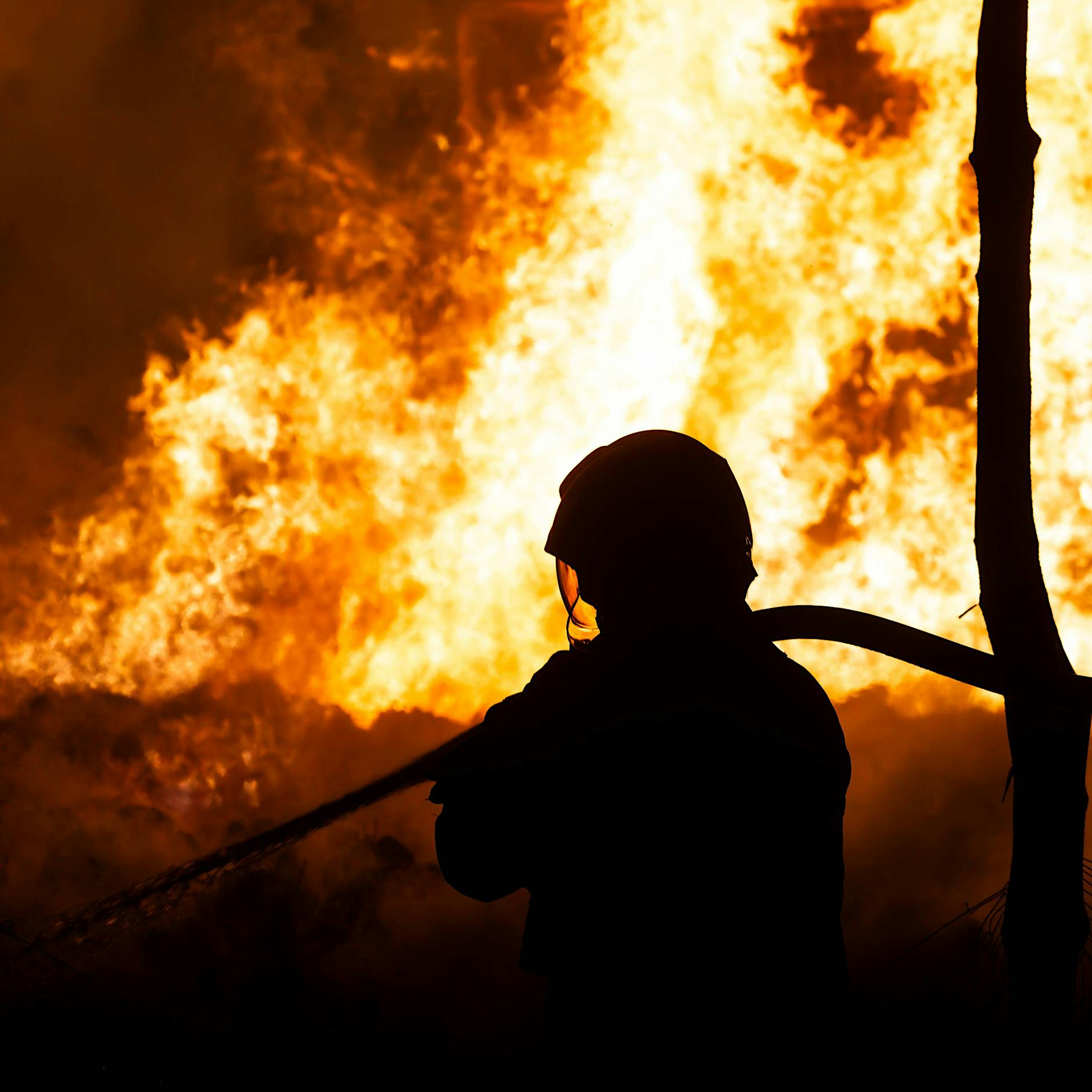 Brandstiftung wegen Israel-Flaggen? Großbrand bei Baustofffirma in Korntal-Münchingen