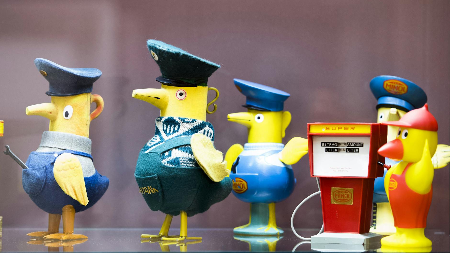 Den Minol-Pirol gab es in verschiedenen Varianten. Der Vogel war das bekannteste Werbemaskottchen der DDR.