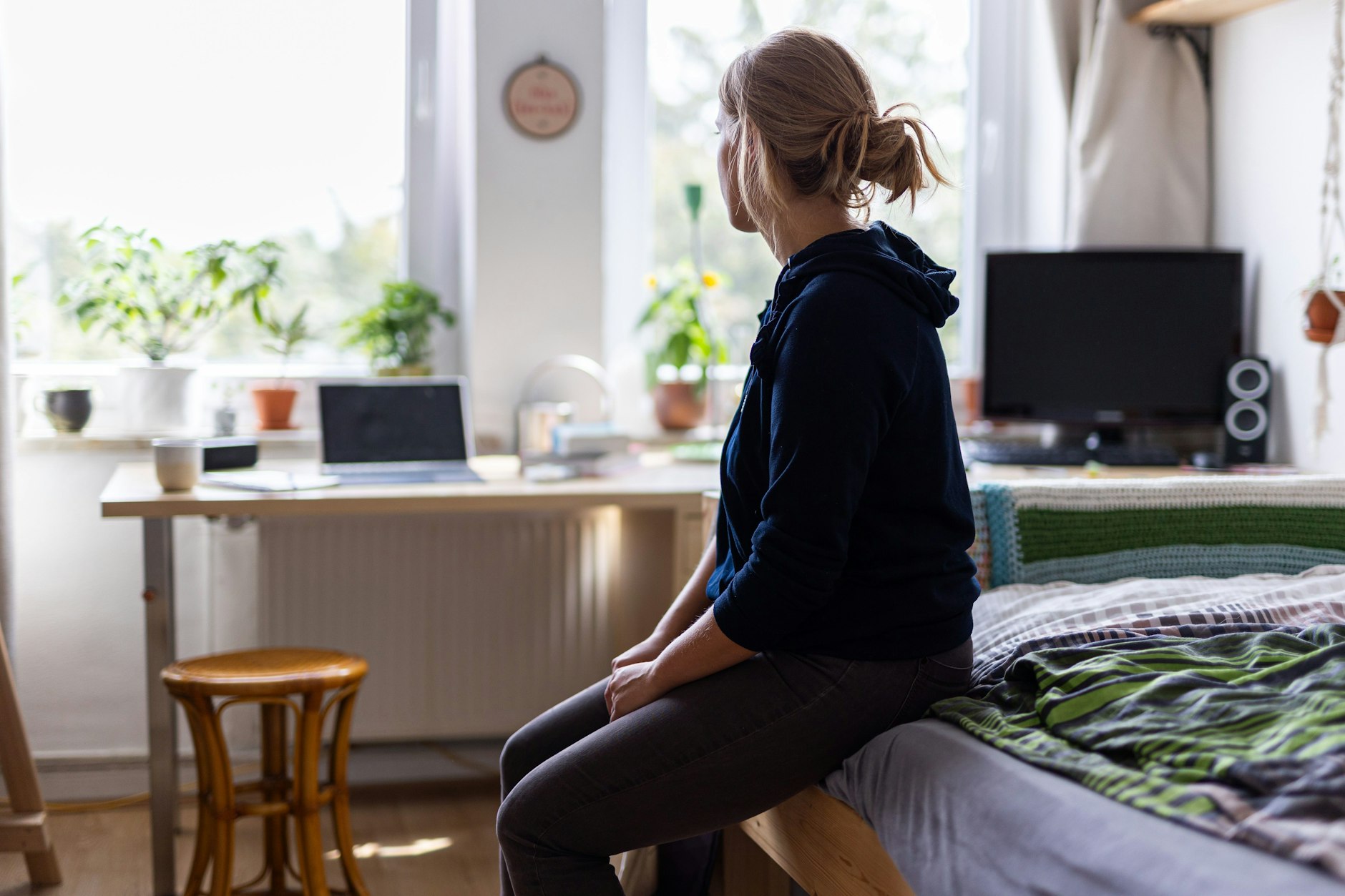 Besonders von Einsamkeit betroffen sind laut Beirat geflüchtete Menschen ohne familiäre Netzwerke, ältere Menschen mit Migrationsgeschichte, Alleinerziehende, queere Menschen sowie junge Erwachsene.