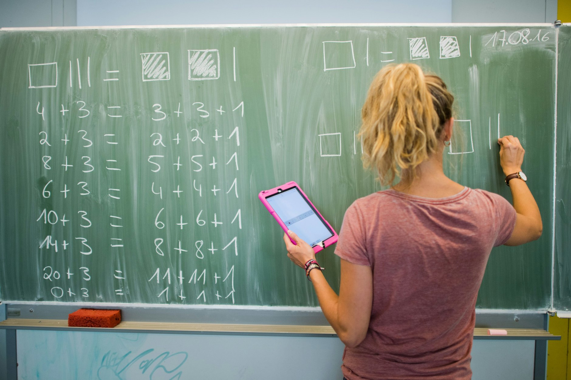Der eigentliche Unterricht ist nicht das Problem: Mathelehrerin an einer Tafel.