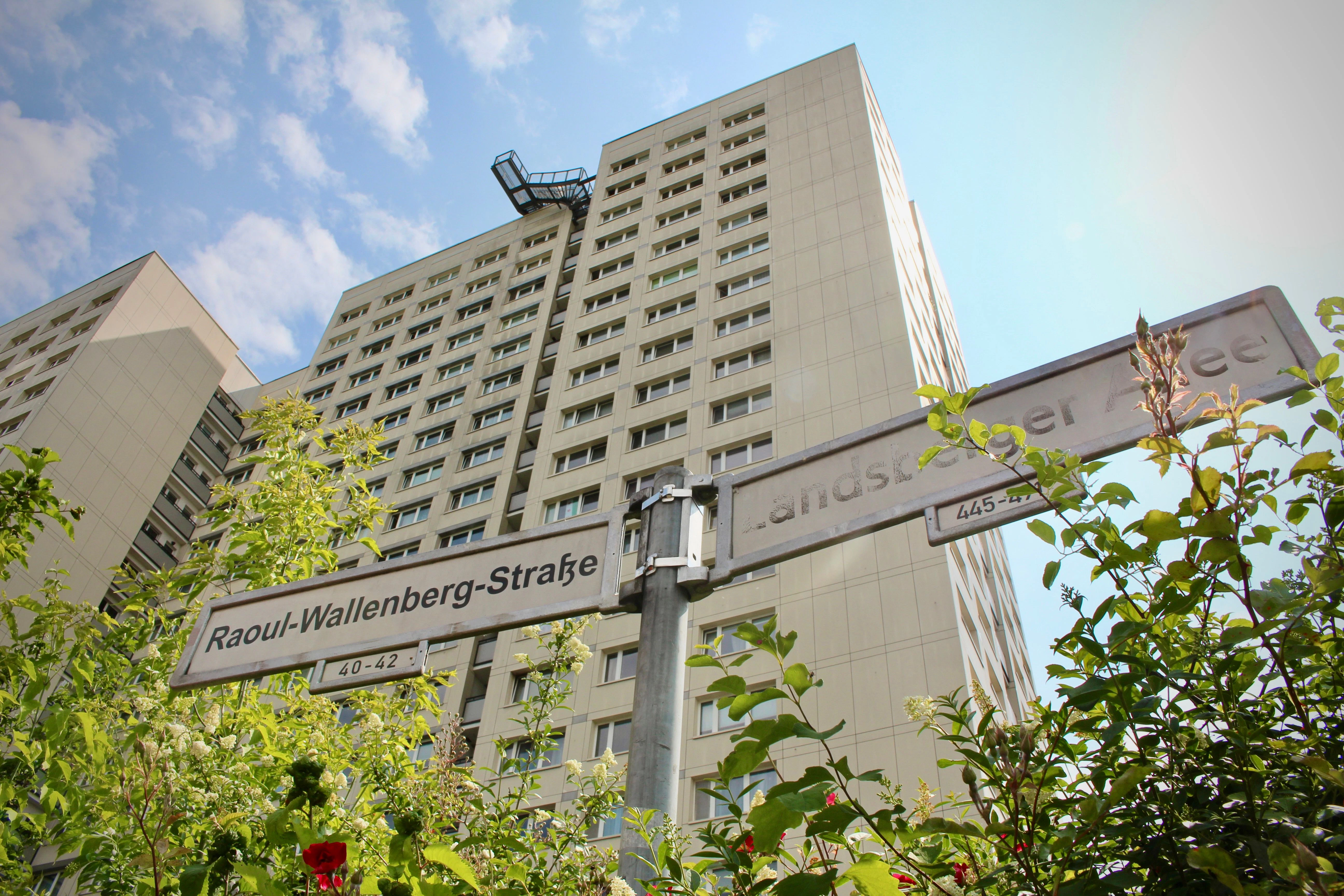 Hier sind die Mieten in Berlin am absolut billigsten! Denn am besten findet man günstige Wohnungen in Marzahn-Hellersdorf, Lichtenberg und Spandau. Am billigsten ist es in Marzahn-Nord (Raoul-Wallenberg-Straße) mit 7,33 Euro pro Quadratmeter.