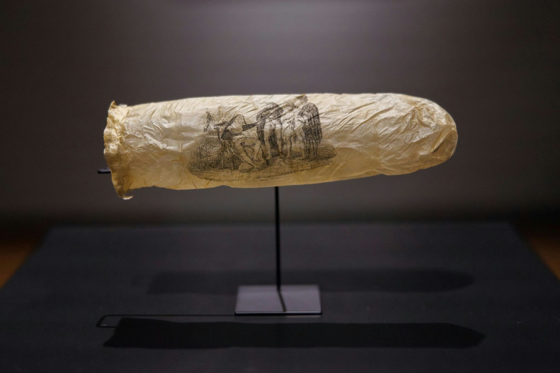 Das Kondom aus dem Jahr 1830 mit der schlüpfrigen Zeichnung.