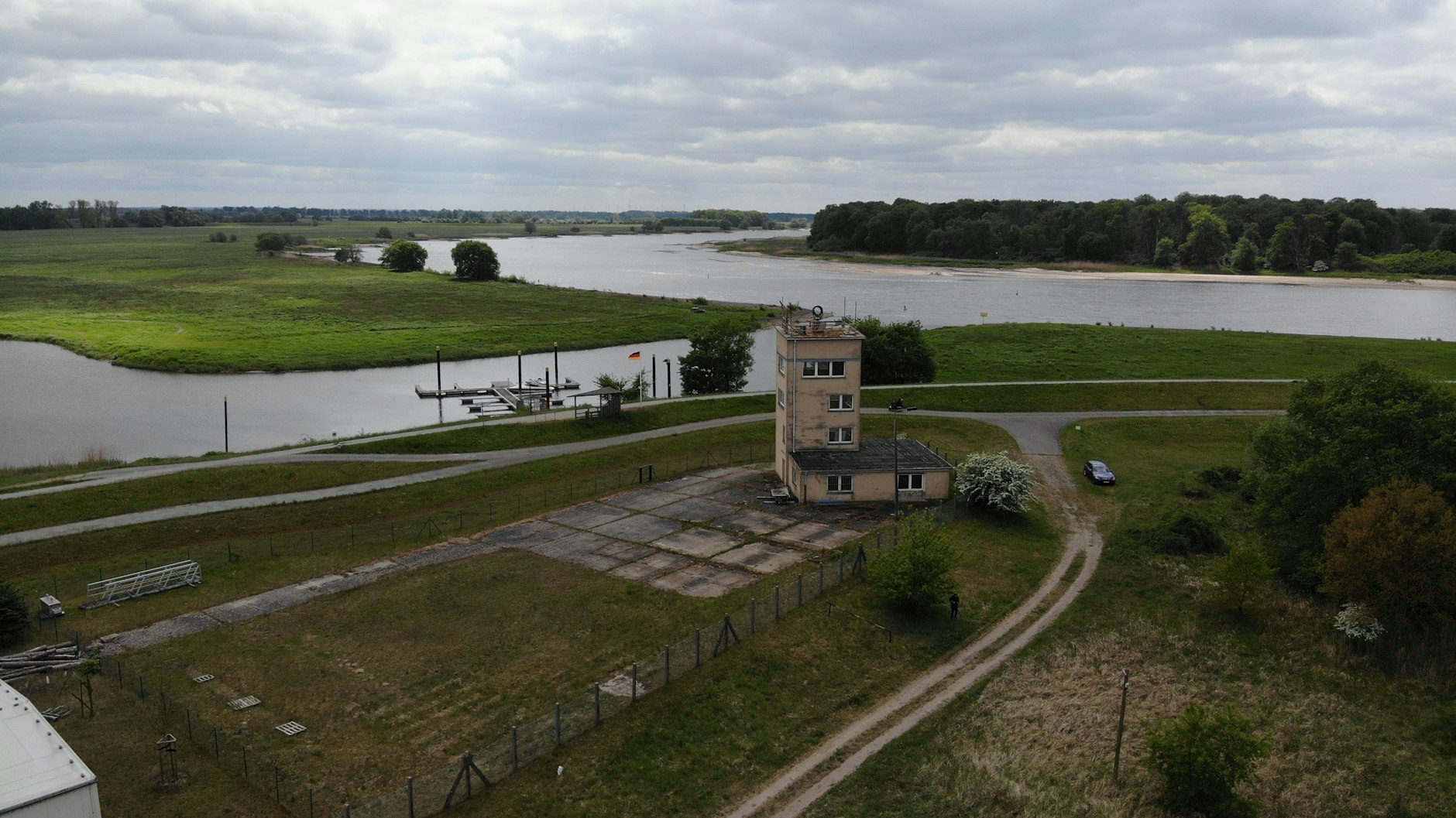 Der Grenzwachturm Cumlosen im UNESCO-Biosphärenreservat Flusslandschaft Elbe-Brandenburg.