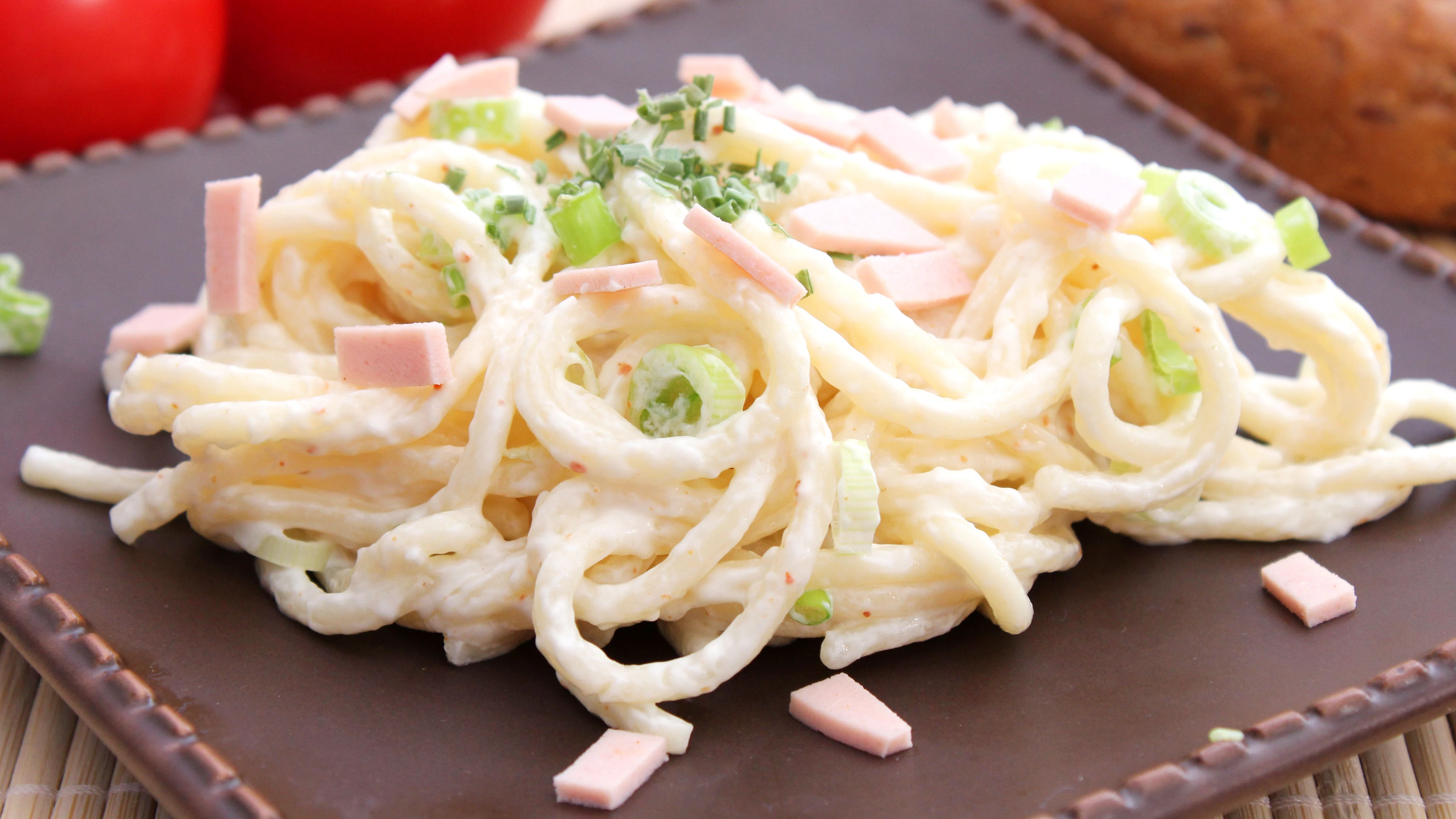 Der Spaghettisalat sollte eine Weile durchziehen, bevor er serviert wird. Nur so können sich alle Aromen aus unserem Rezept aus der DDR perfekt entfalten.