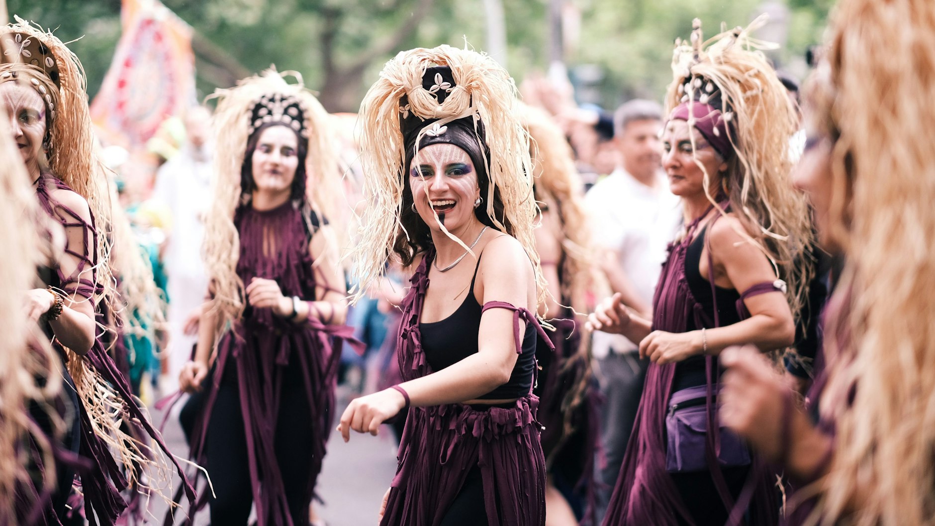 Der Karneval der Kulturen wird auch dieses Jahr Tausende Menschen anziehen. Für den Aufbau des Events müssen am Donnerstag die ersten Straßen gesperrt werden.