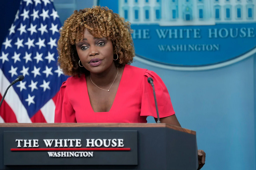 Karine Jean-Pierre verlässt Demokraten: Ex-Biden-Sprecherin rechnet mit Weißem Haus ab