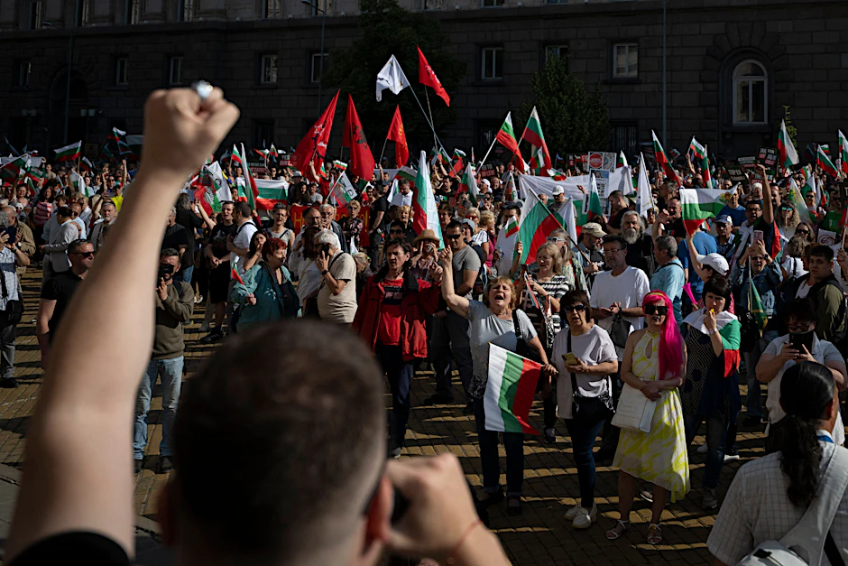 Bei einer Demonstration gegen den Beitritt Bulgariens zur Eurozone am 4. Juni in Sofia rufen Menschen nationalistische Parolen.