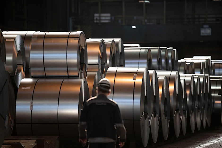 Mitarbeiter im Stahlwerk von Thyssenkrupp in Duisburg. Der größte Produzent exportiert Stahl in geringen Mengen in die USA.