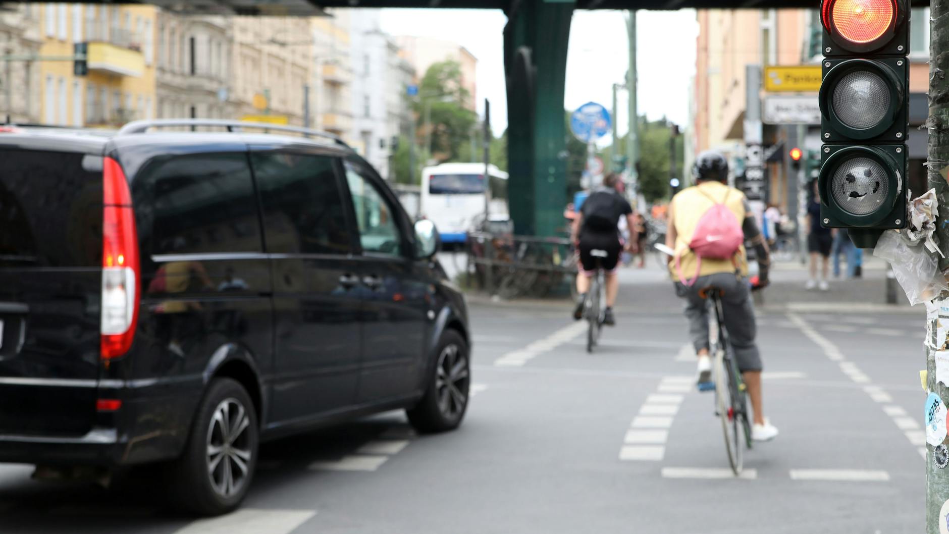 Eine rote Ampel ist für viele Radfahrende nicht von Interesse und wird ignoriert. Hier kommt es oft zu Unfällen.